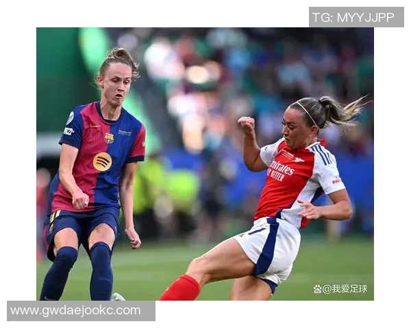 足球明星赠送守门员手套温暖小女孩梦想时刻感动全场