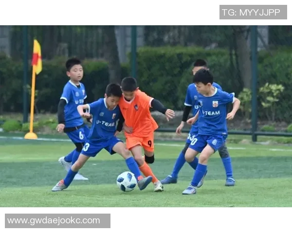 足球明星刻苦训练日常展现拼搏精神点燃绿茵梦想