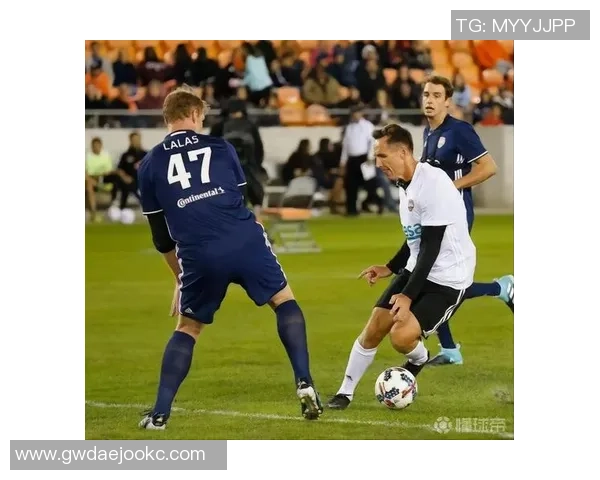 足球球星积极捐款助力公益事业 用行动诠释社会责任与大爱精神 足球球星积极捐款助力公益事业 用行动诠释社会责任与大爱精神