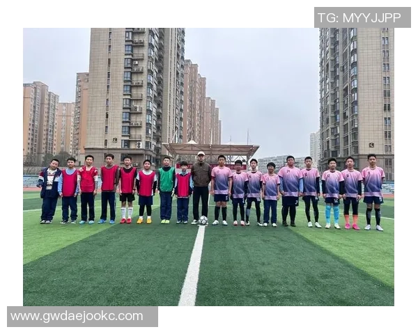 足球巨星同框合照尽显球场风采与默契传递荣耀与梦想 足球巨星同框合照尽显球场风采与默契传递荣耀与梦想