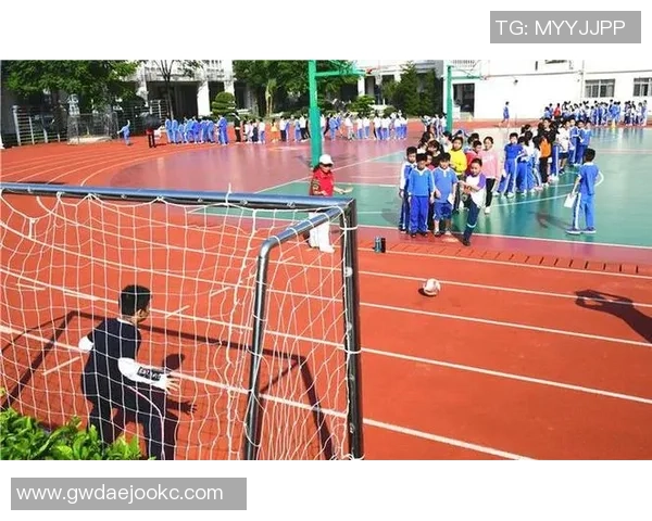 足球巨星为小球迷送上暖心惊喜温情瞬间点亮梦想之路